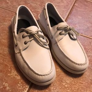 Men’s Sperry boat shoes in excellent condition.